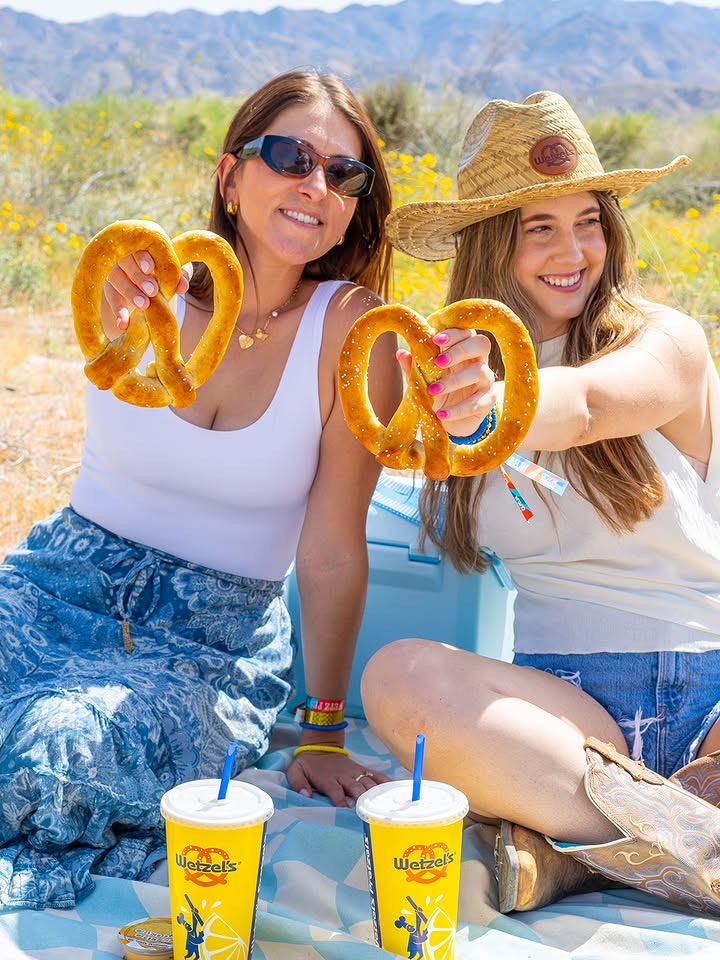 Friends enjoying Wetzel’s pretzels and drinks outdoors